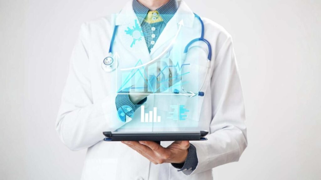 Médico interage com tela virtual de nova tecnologia para medicina