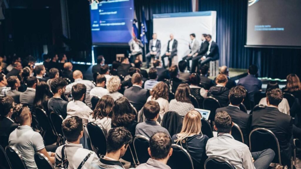 Mesa redonda na conferência de negócios reunião evento público na sala de conferências negócios