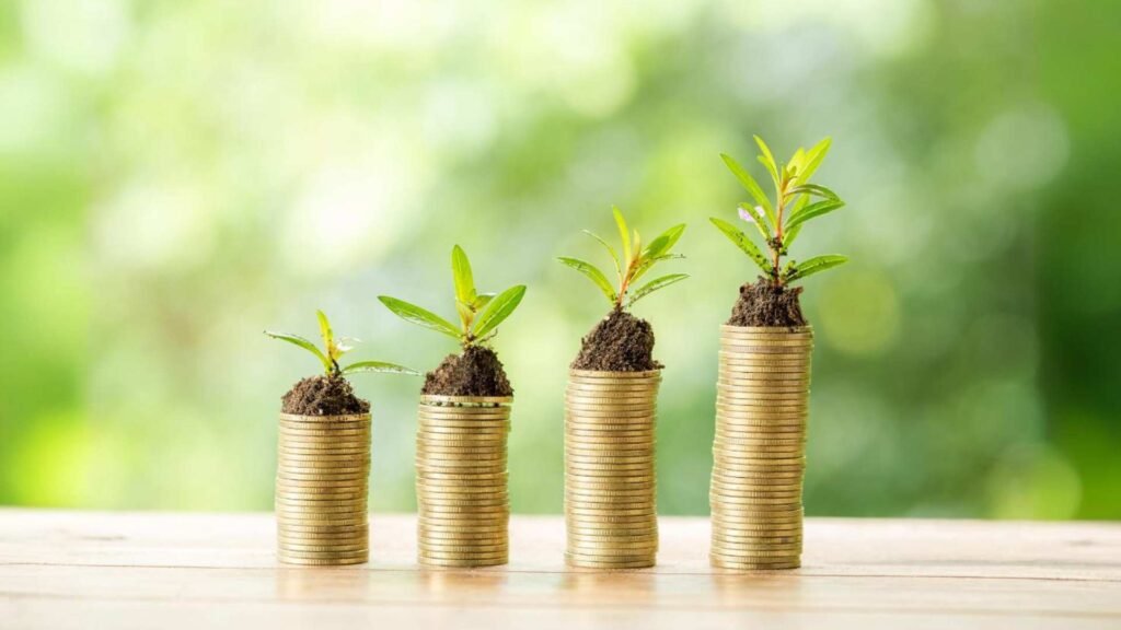 Moeda na mesa de madeira na natureza turva