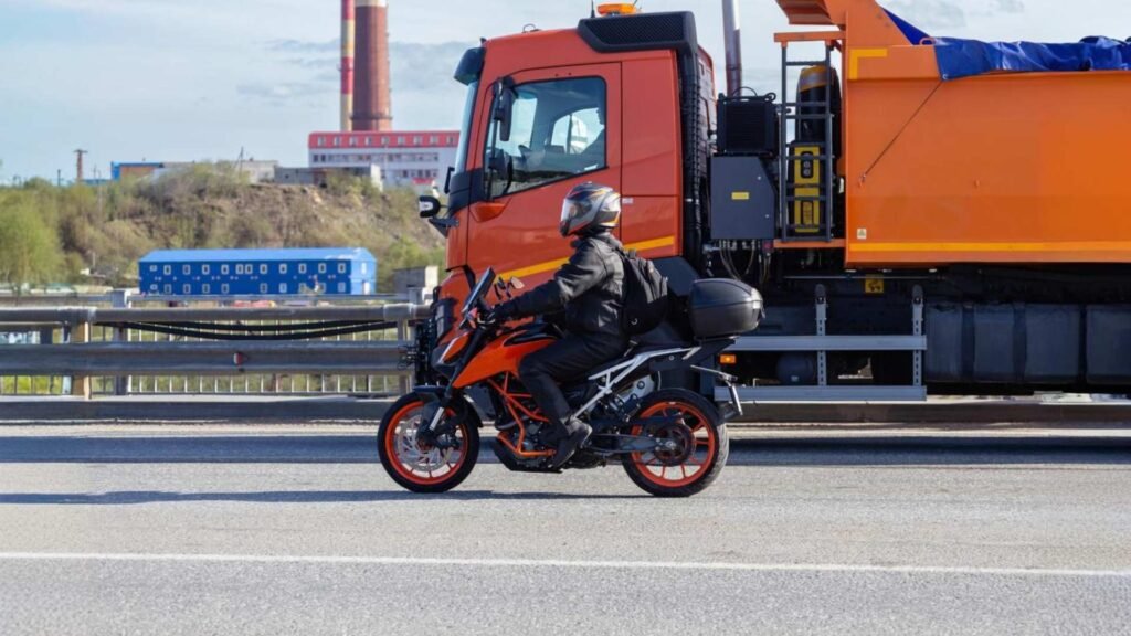 Motociclista em um capacete em uma motocicleta na estrada