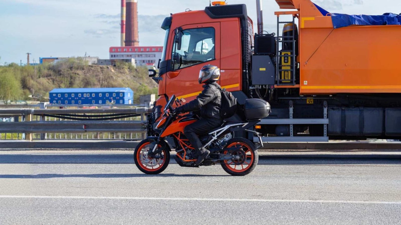 Motociclista em um capacete em uma motocicleta na estrada