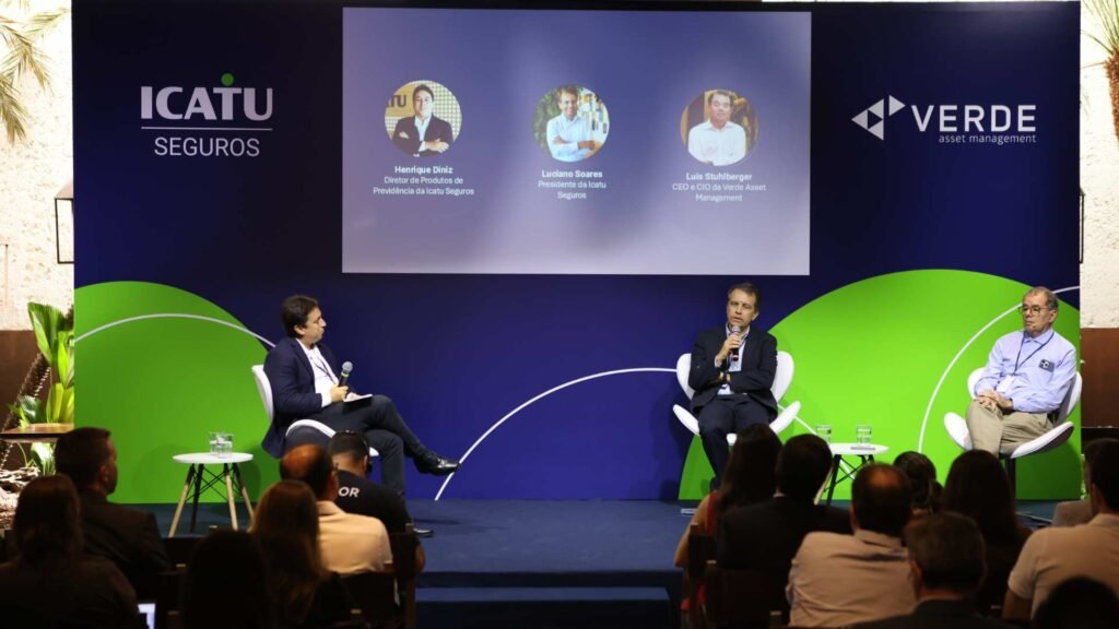 Na imagem, da esquerda para a direita, Henrique Diniz, diretor de Produtos de Previdência da Icatu Seguros, Luciano Soares, CEO da Icatu Seguros e Luis Stuhlberger, CEO e CIO da Verde Asset Management