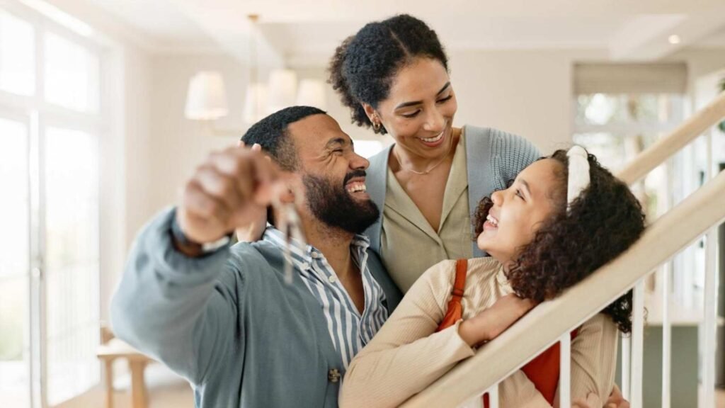 Pais menina e feliz com as chaves em nova casa ou apartamento realocação e compra de propriedade para investimento ou realização mãe pai e filho juntos com empréstimo hipotecário marco e celebração