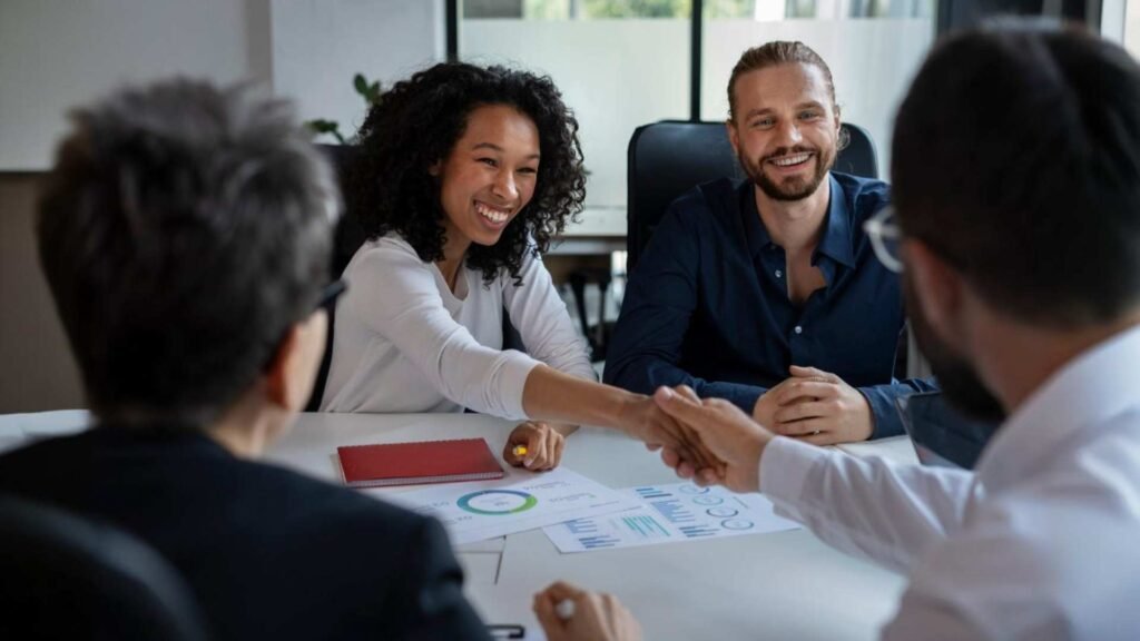 Pessoas interagindo no escritório durante o dia de trabalho