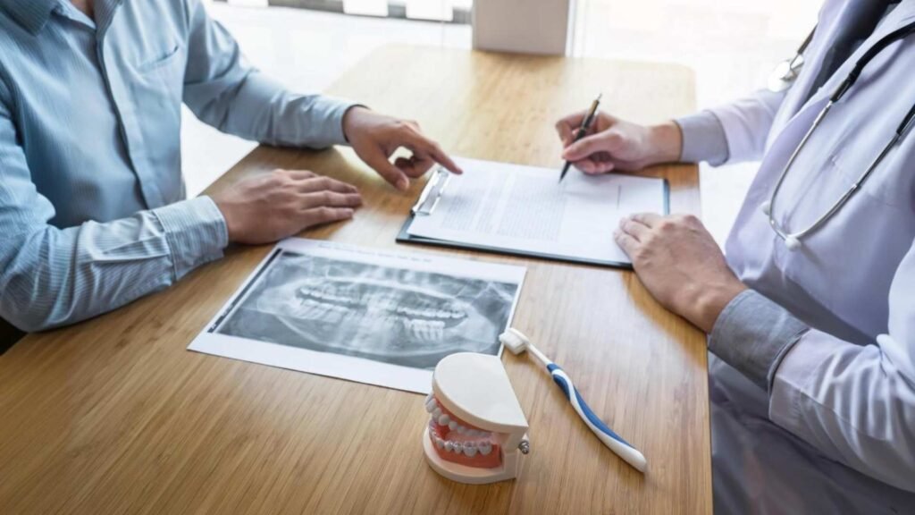 Seção média de um homem usando telefone móvel na mesa