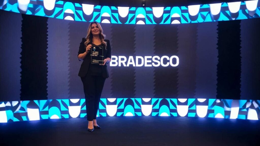 Thais Jorge recebe o prêmio