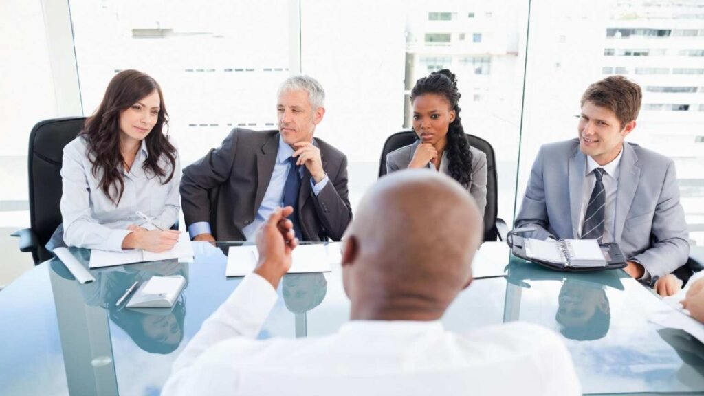 Um gerente e um funcionário falando um com o outro durante uma reunião