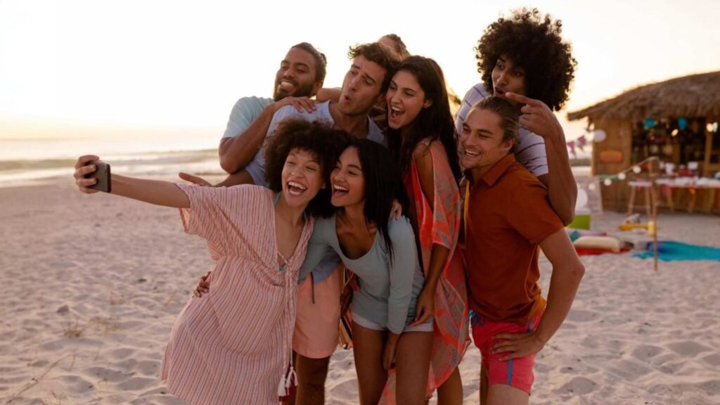 Um grupo multiétnico de amigos aproveitando o tempo juntos