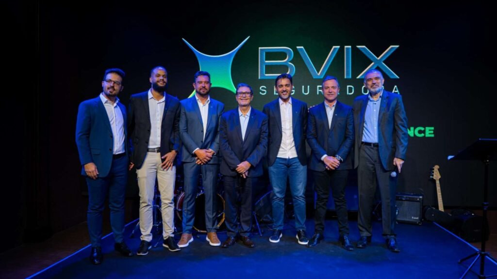 Da esquerda para direita: Matheus de Freitas, diretor administrativo da BVIX; Luis Artur, diretor financeiro e controller da BVIX; Marcelo Vieira, cofundador da BVIX; Edson Calheiros, CEO da BVIX; os irmãos Marlon e Edis Amaral, acionistas da BVIX; e Ed de Almeida Carlos, diretor de planejamento e comercial da BVIX na celebração do 1º aniversário da BVIX