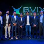Da esquerda para direita Matheus de Freitas diretor administrativo da BVIX Luis Artur diretor financeiro e controller da BVIX Marcelo Vieira cofundador da BVIX Edson Calheiros CEO da BVIX os irmãos Marlon e Edis Amaral acionistas da BVIX e Ed de Almeida Carlos diretor de planejamento e comercial da BVIX na celebração do 1º aniversário da BVIX