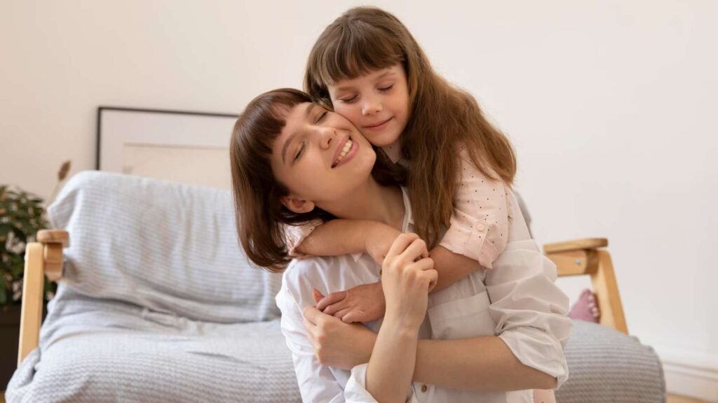 Garota de tiro médio e mãe se abraçando