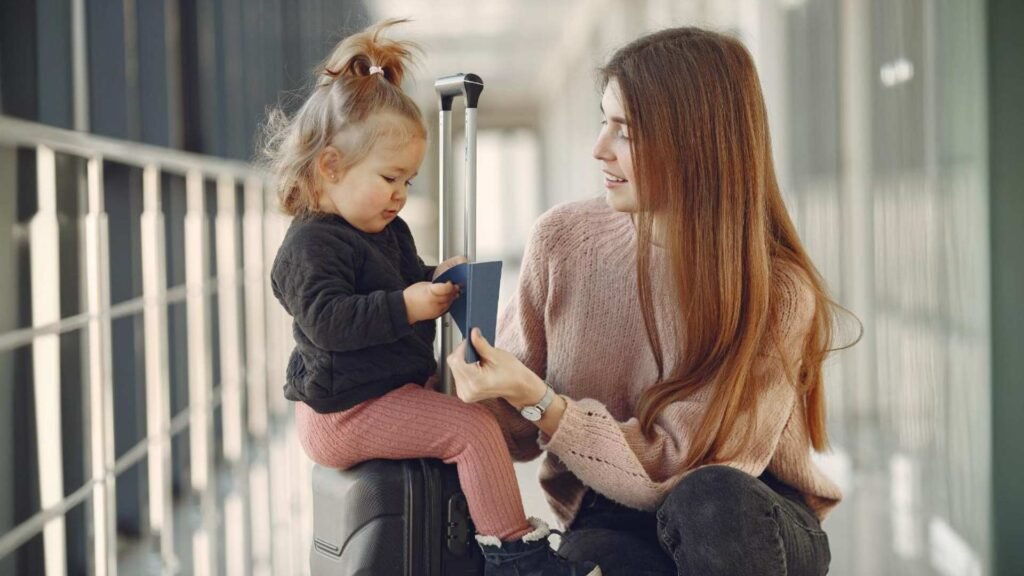 Mãe com a filha no aeroporto