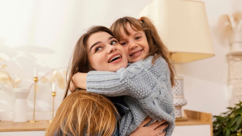 Mãe e filha em casa se abraçando