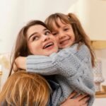 Mãe e filha em casa se abraçando