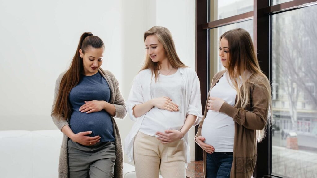 Um grupo de jovens grávidas se comunica na aula de pré-natal